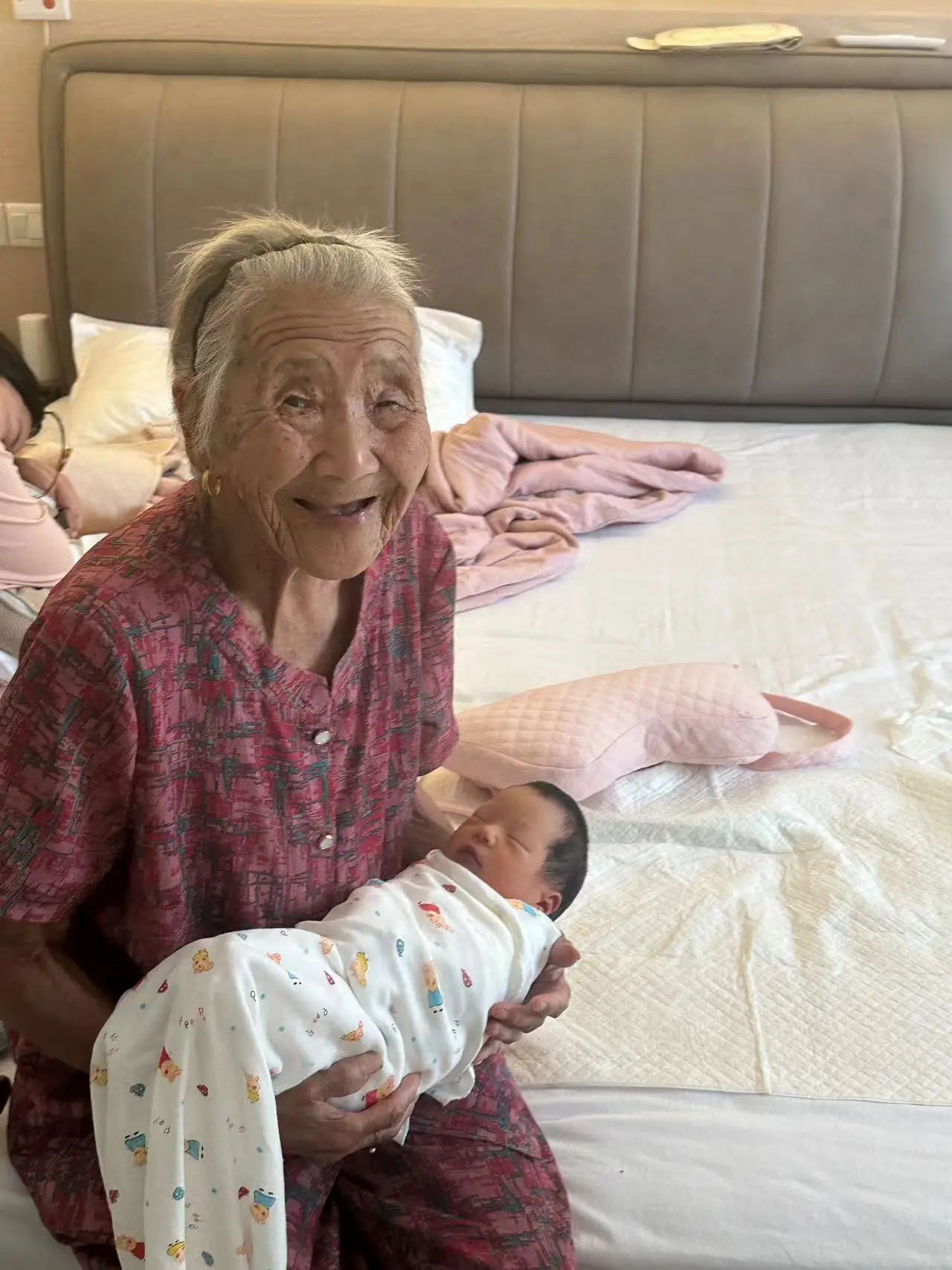 跨越百年的温情！104岁高祖母第一次见出生10天宝宝，网友纷纷送上祝福